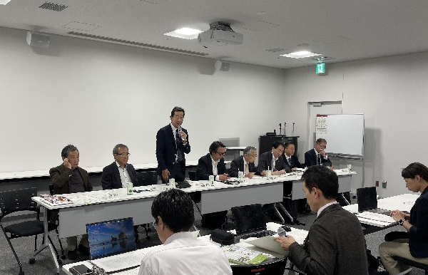 挨拶する正村会長