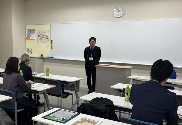 説明を受ける参加者