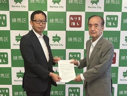 前川区長に要望書を手交する井口勲男副会長