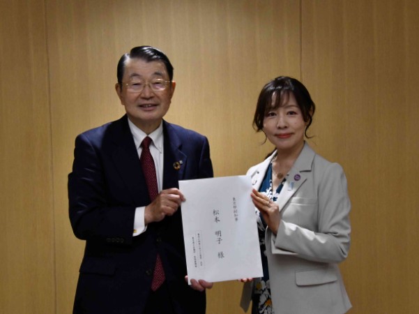 松本副知事（右）に要望書を手交する中山座長