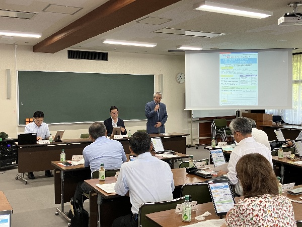 組織基盤強化委員会の報告を行う石井正幸委員長