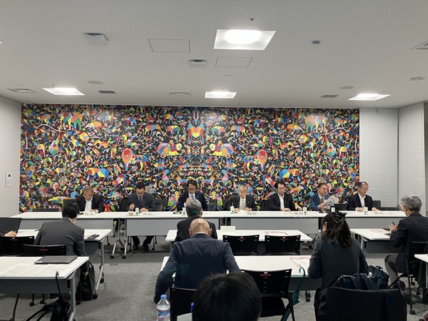 議事進行する渡邊実行委員長（豊島支部会長）