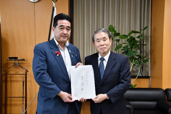 坂井内閣府特命担当大臣（防災）に要望書を手交する後藤共同委員長（右）