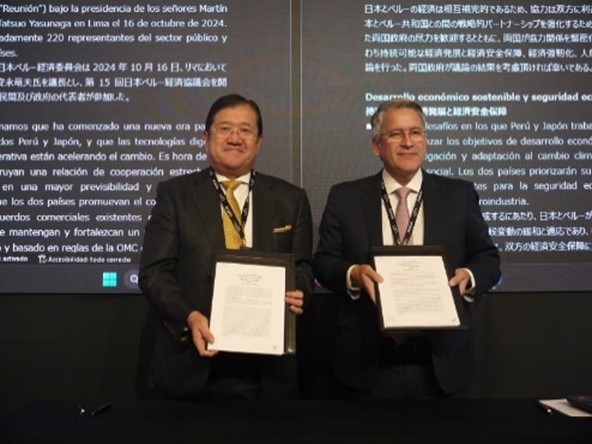 共同声明を交わす安永委員長（左）、マルティン・ペレス委員（右）