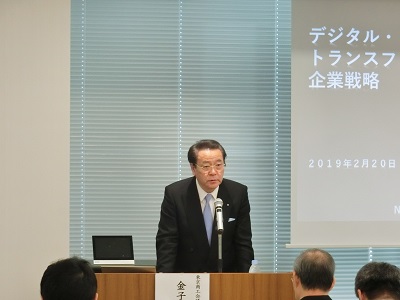 挨拶をする金子眞吾部会長