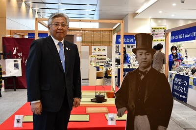 越野会長と渋沢栄一の等身大パネル