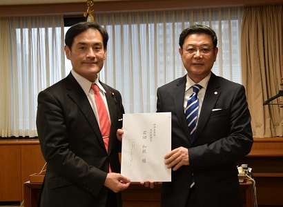 岩田政務官（左）に手交する大島委員長