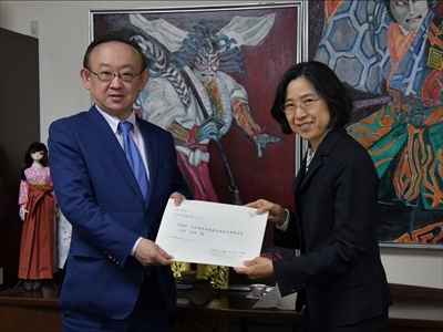 内閣府・田中知的財産戦略推進事務局長(写真左)と宗像委員長(同右)