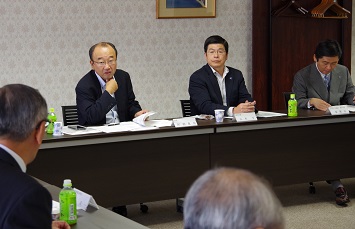 墨田支部・阿部会長（左）と墨田区・山本区長（中央）