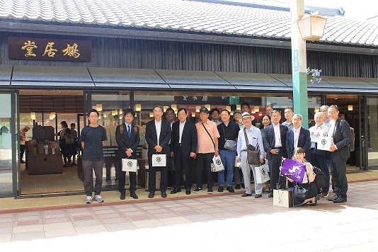 京都鳩居堂本店前での集合写真