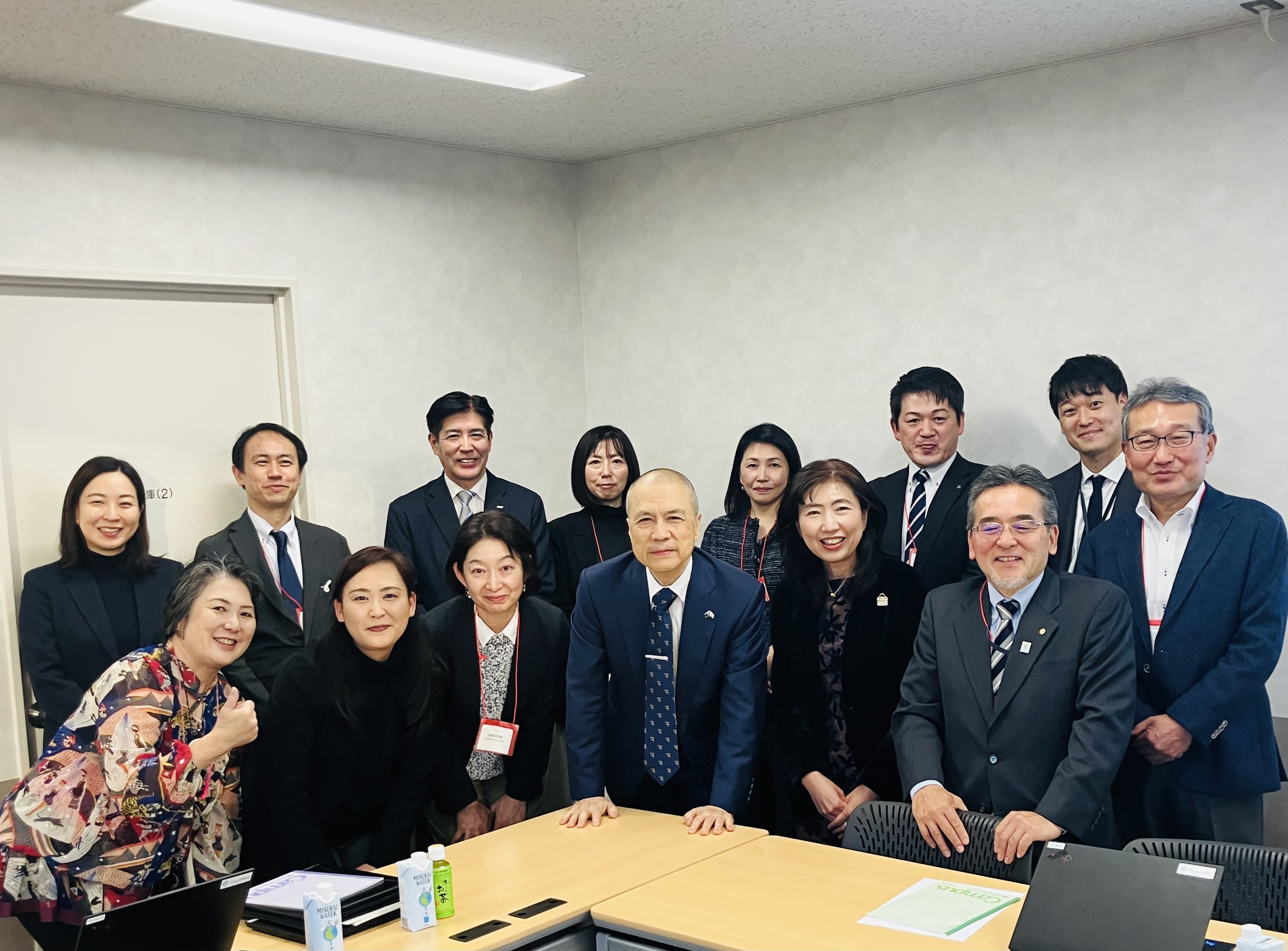 第１回DEI分科会開催：委員長（中央）と委員ら