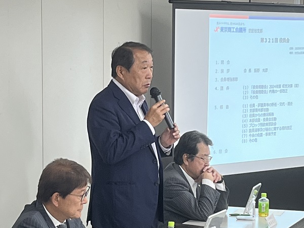 挨拶をする飯野会長（東洋ドライルーブ社長）