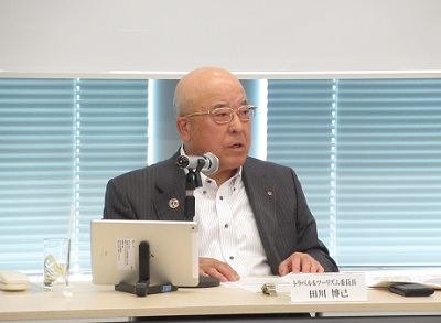 挨拶をする田川委員長