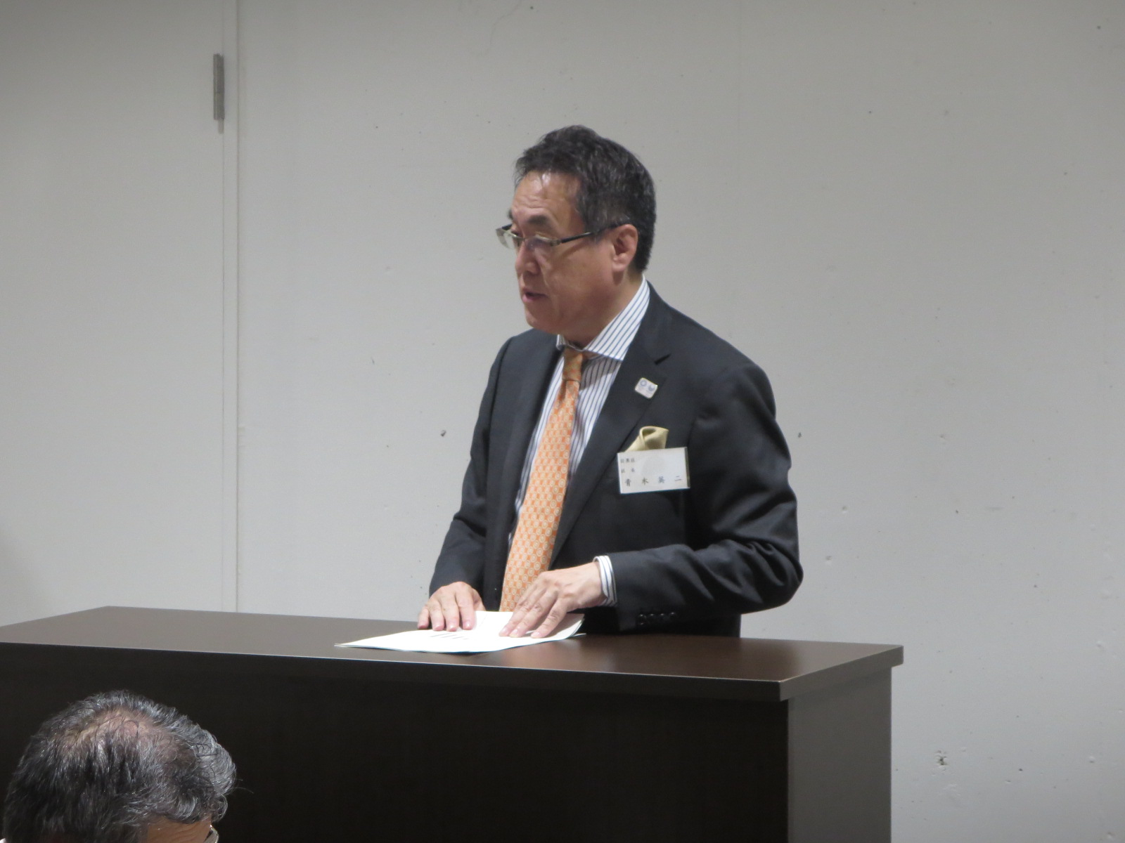 挨拶する青木区長