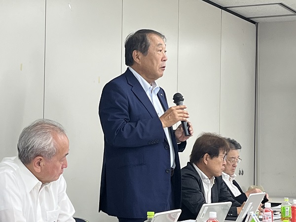 挨拶をする飯野会長（東洋ドライルーブ社長）