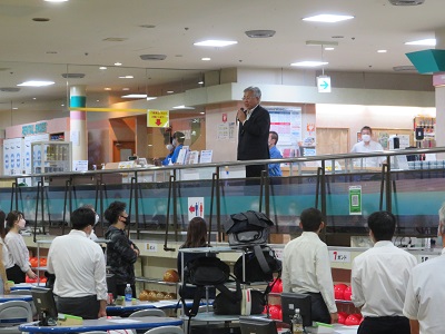 開会挨拶をする越野会長