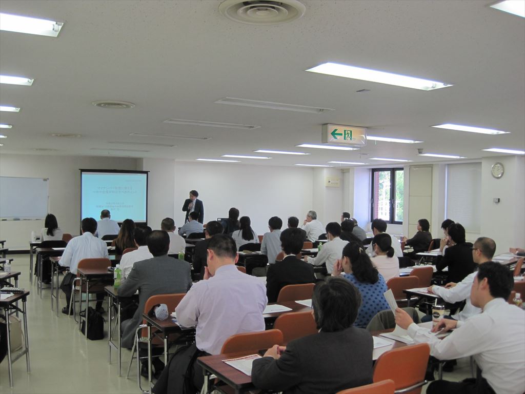 マイナンバー制度の解説を聞く参加者