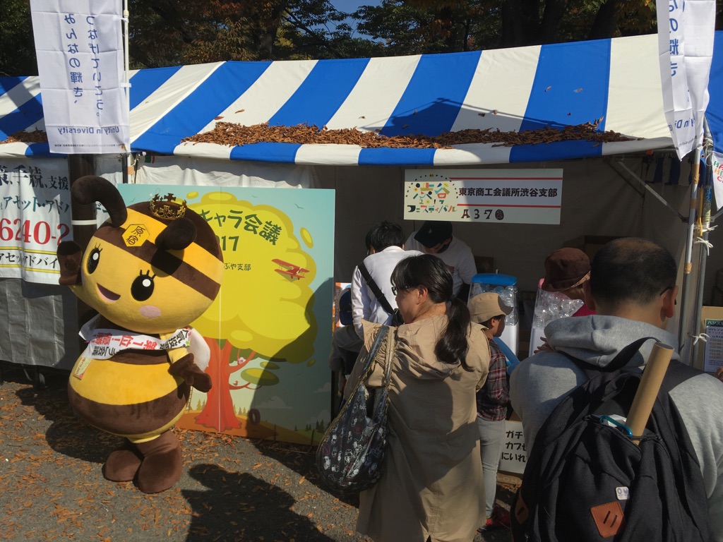 イベントの様子（ブースの前でアピールする原宿みっころ）