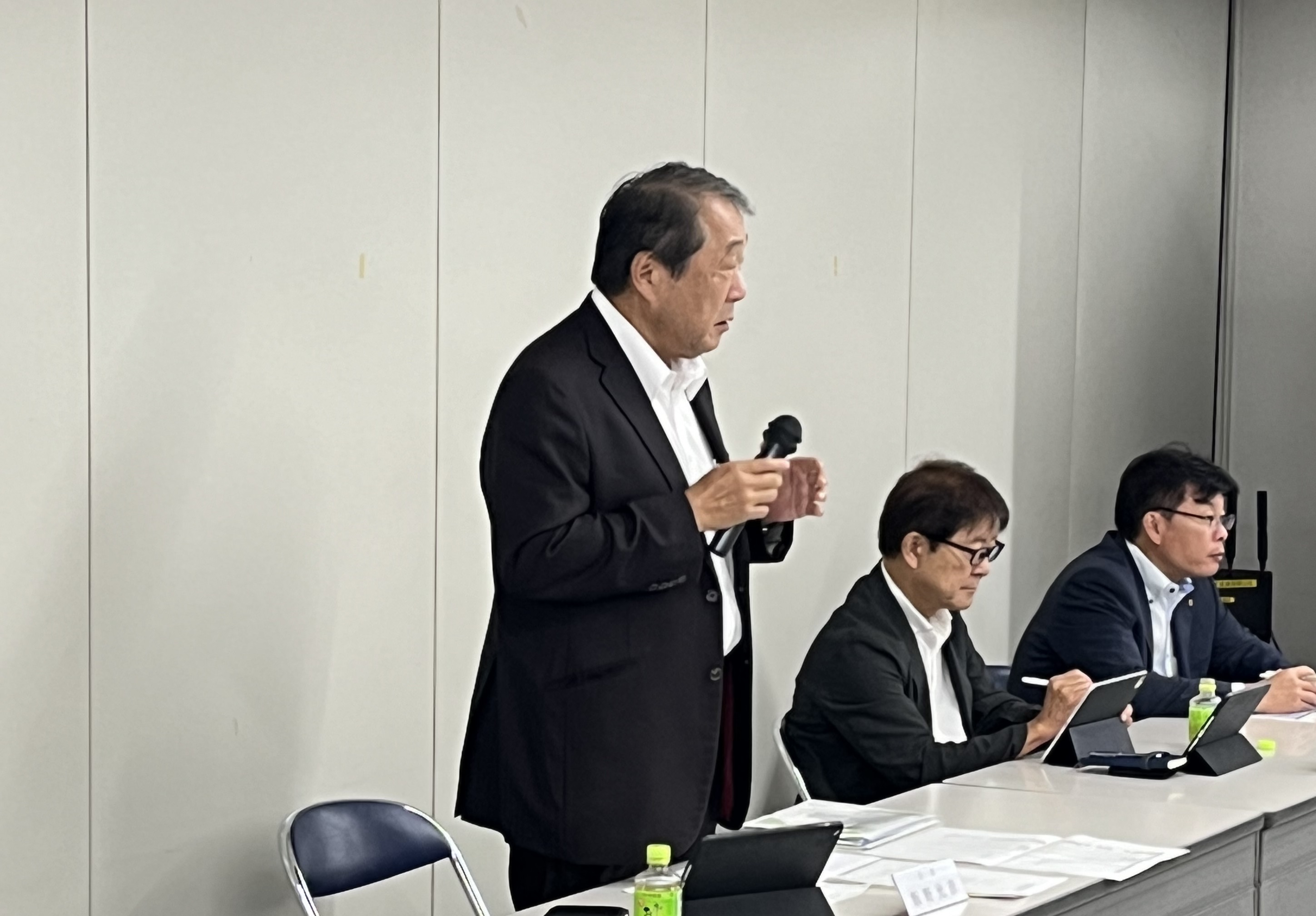 挨拶をする飯野会長（東洋ドライルーブ社長）