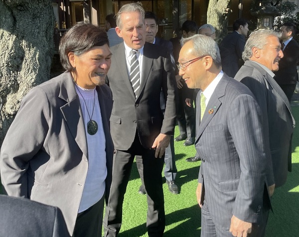 マフタ大臣と談笑する市川委員長