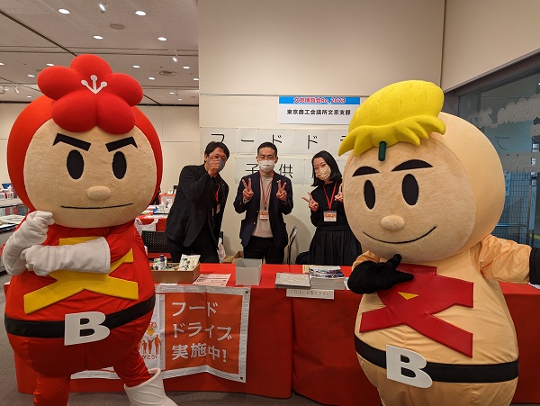  回収ブースの様子（左右は文京区公式キャラクター：文京戦隊ＢＵＮ（文）レンジャー）  