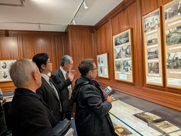 歴史資料館見学の様子