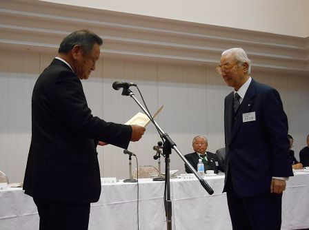 会頭表彰を受ける信川会長