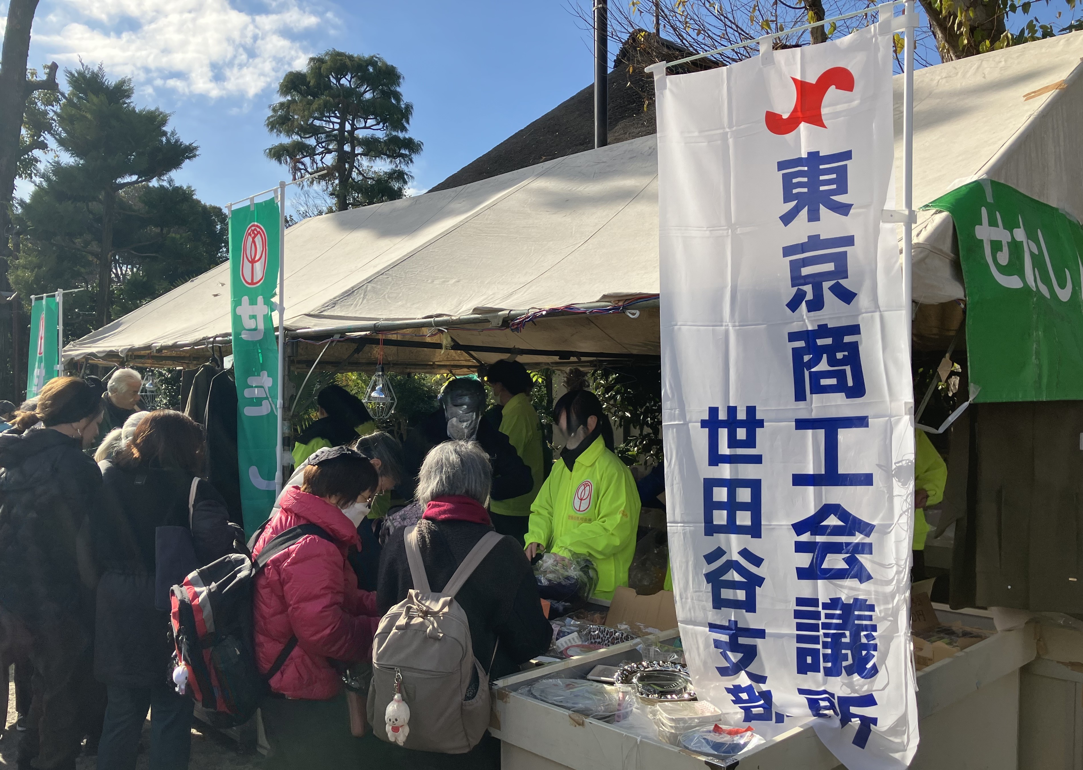 多くの人で賑わうチャリティーバザー