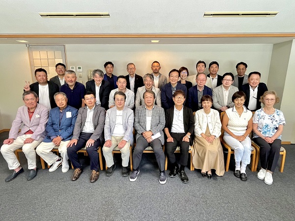 懇親会での集合写真