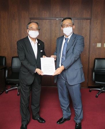 濱野区長（左）へ要望を提出する武田会長（右）