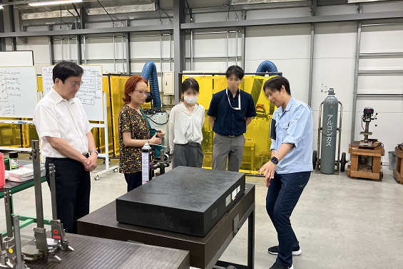 施設見学の様子
