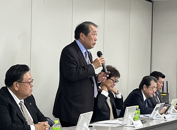 挨拶をする飯野会長（東洋ドライルーブ社長）