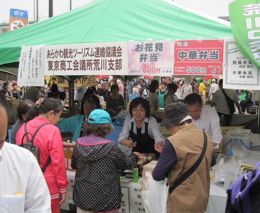 ブースでお弁当・リンゴジュースを販売