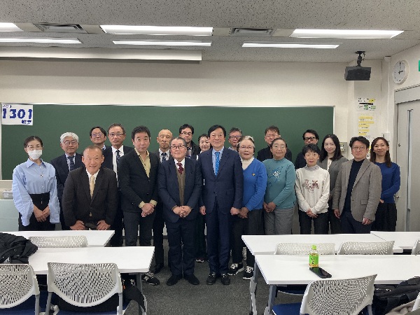 産業能率大学　岩井先生、西村先生を囲んで記念撮影