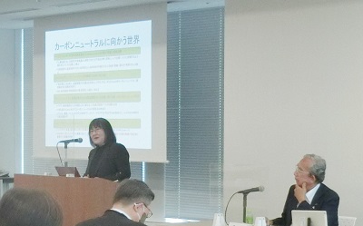 (左) 東京大学未来ビジョン研究センター　高村ゆかり氏、(右) 北村部会長・電源開発株式会社　特別顧問