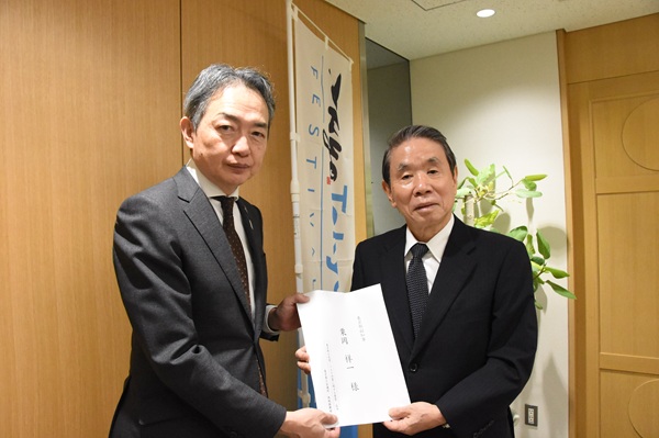 栗岡副知事（左）に要望書を手交する後藤共同委員長