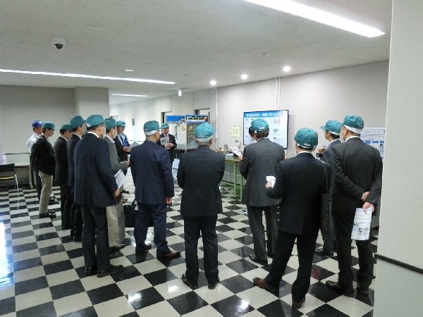 施設見学の様子