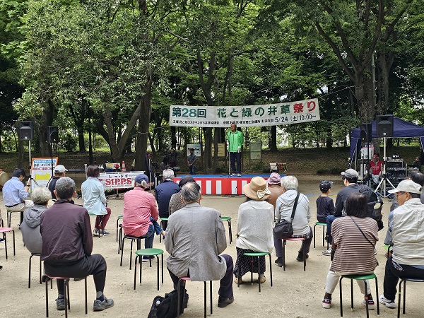 挨拶をする井口昌美会長