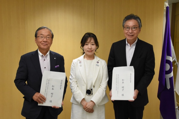 松本副知事（中央）に要望を手交する矢口委員長（左）と小山田委員長（右）