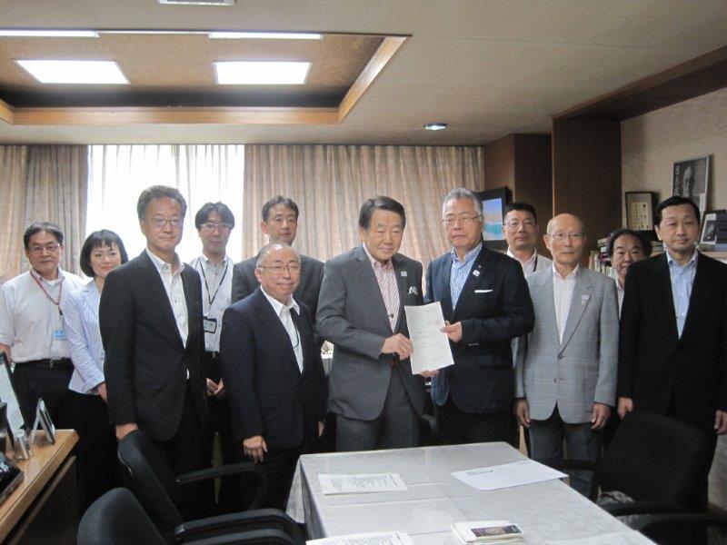 富永新三郎・支部会長（新吉社長）をはじめ、支部役員5名が西川区長に要望を手渡しました