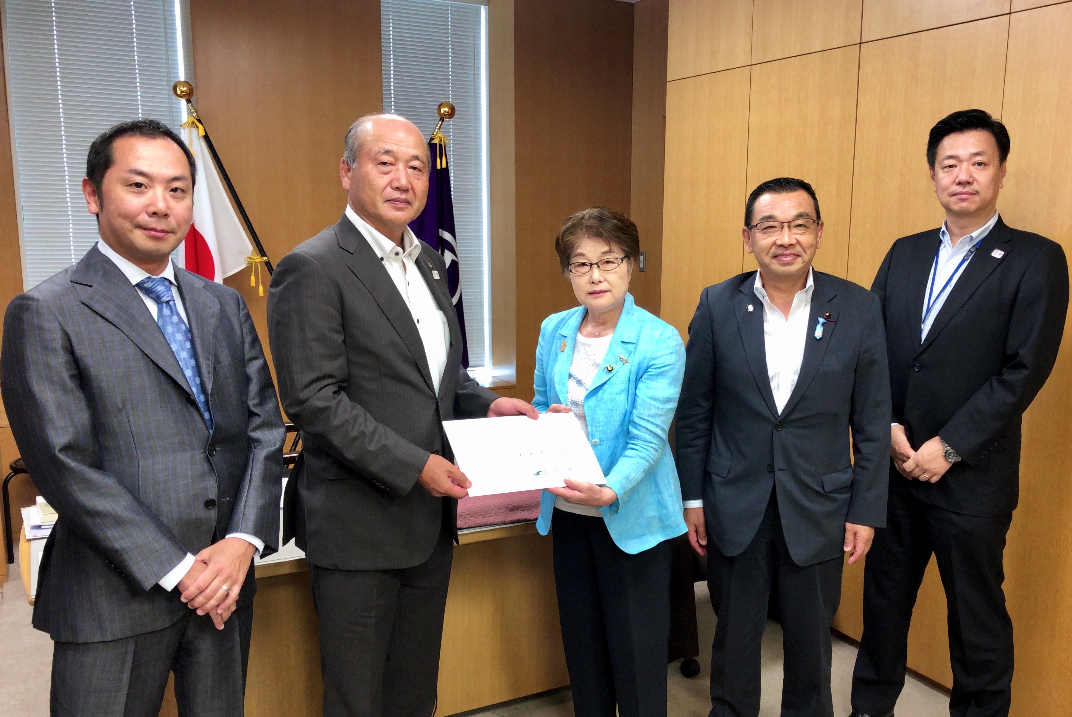 松本議長へ要望を提出した