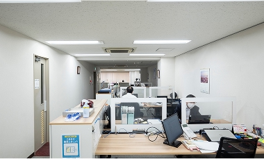 LED照明を導入し、こまめな消灯や照明の間引きなどを地道に取り組む