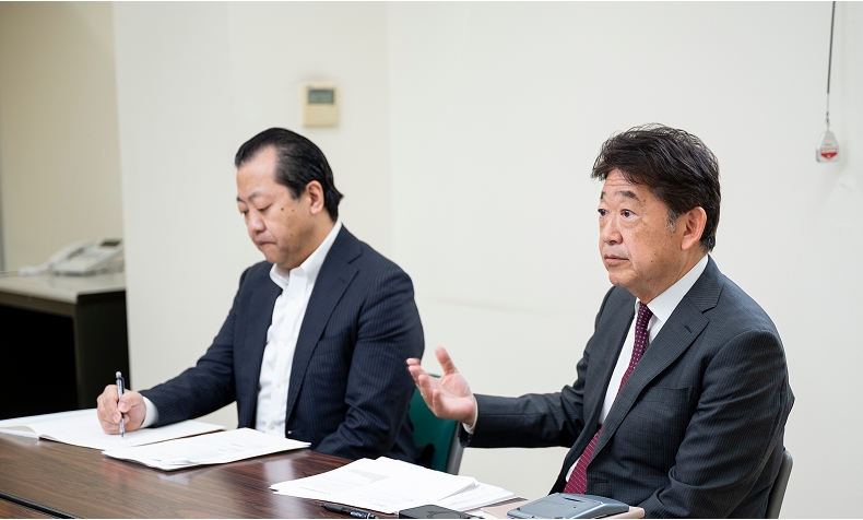 （写真右から）
                        業務・総務部長　　　加藤敬人氏（昨年、脱炭素塾に参加）
                        業務・総務部　部長　舟橋豊氏