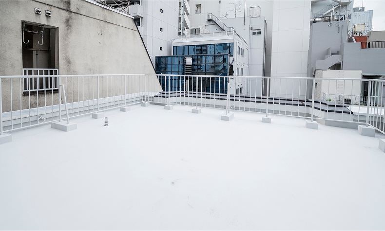 太陽光パネルと蓄電池を設置する予定のバルコニー。防水・遮熱・断熱塗料を塗布した