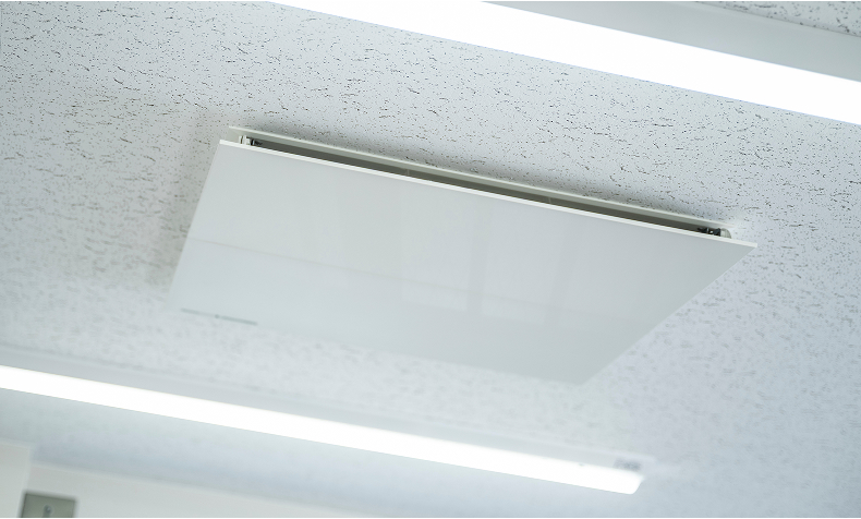 脱炭素化対策として天井に設置した熱交換器、ロスナイ（中央）とLED照明