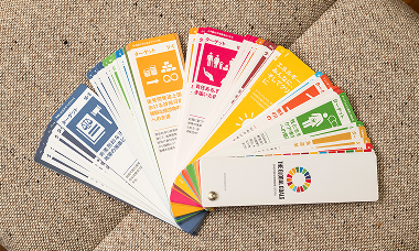 SDGsの17の目標と169のターゲットをわかりやすくまとめた「SDGsターゲットファインダー」。同社で日本語版を製造協力・販売