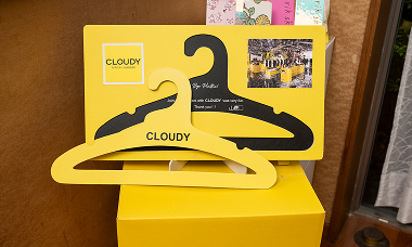 アフリカで持続可能なビジネスに取り組むアパレルブランド「CLOUDY」と共同開発。プラスチックゴミを減らすためのペーパーハンガー