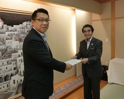 成澤区長（左）に要望書を手渡す金子会長