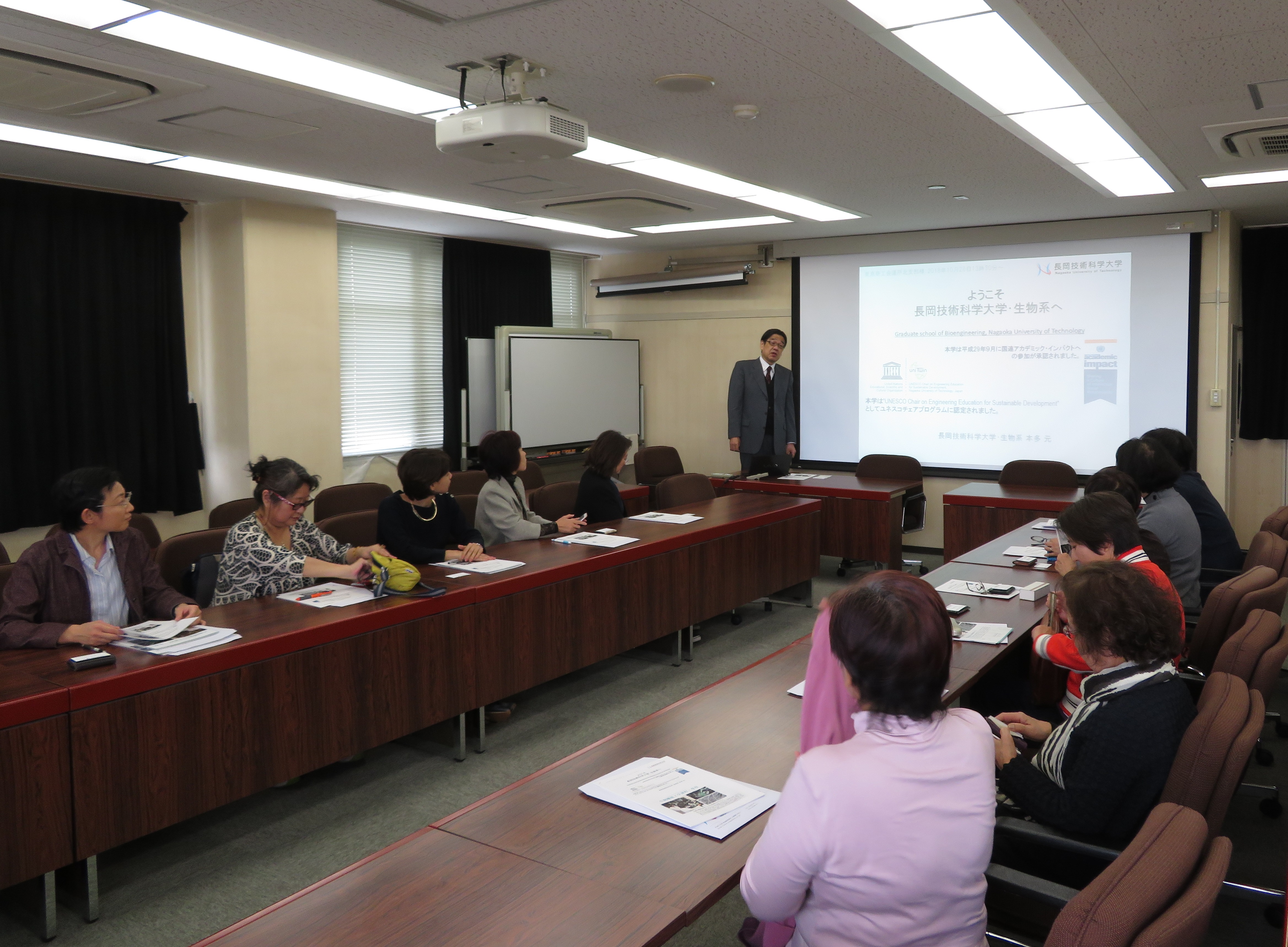 長岡技術科学大学にて熱心に講義を聴く参加者の皆さま
