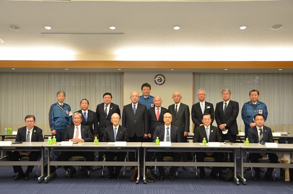 西川会頭（中列、左から４人目）、小早川社長（後列、中央）、新潟県内商工会議所、東京電力ホールディングス株式会社の皆様との集合写真